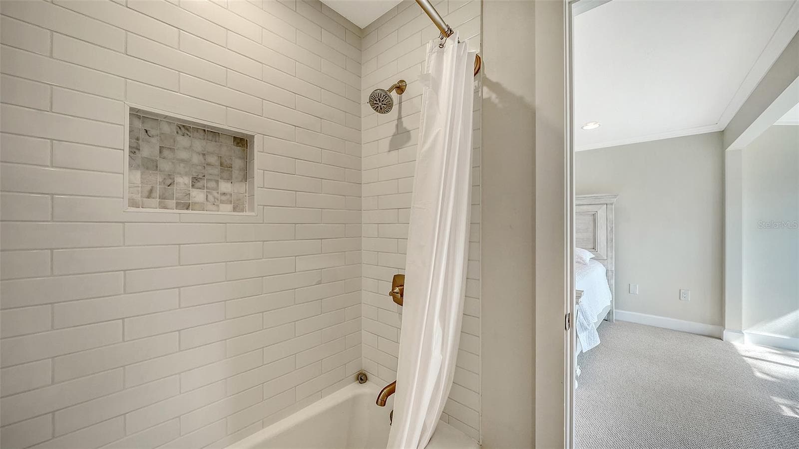 Shower/tub combination in primary bath. - 206 HOURGLASS WAY #V10, SARASOTA