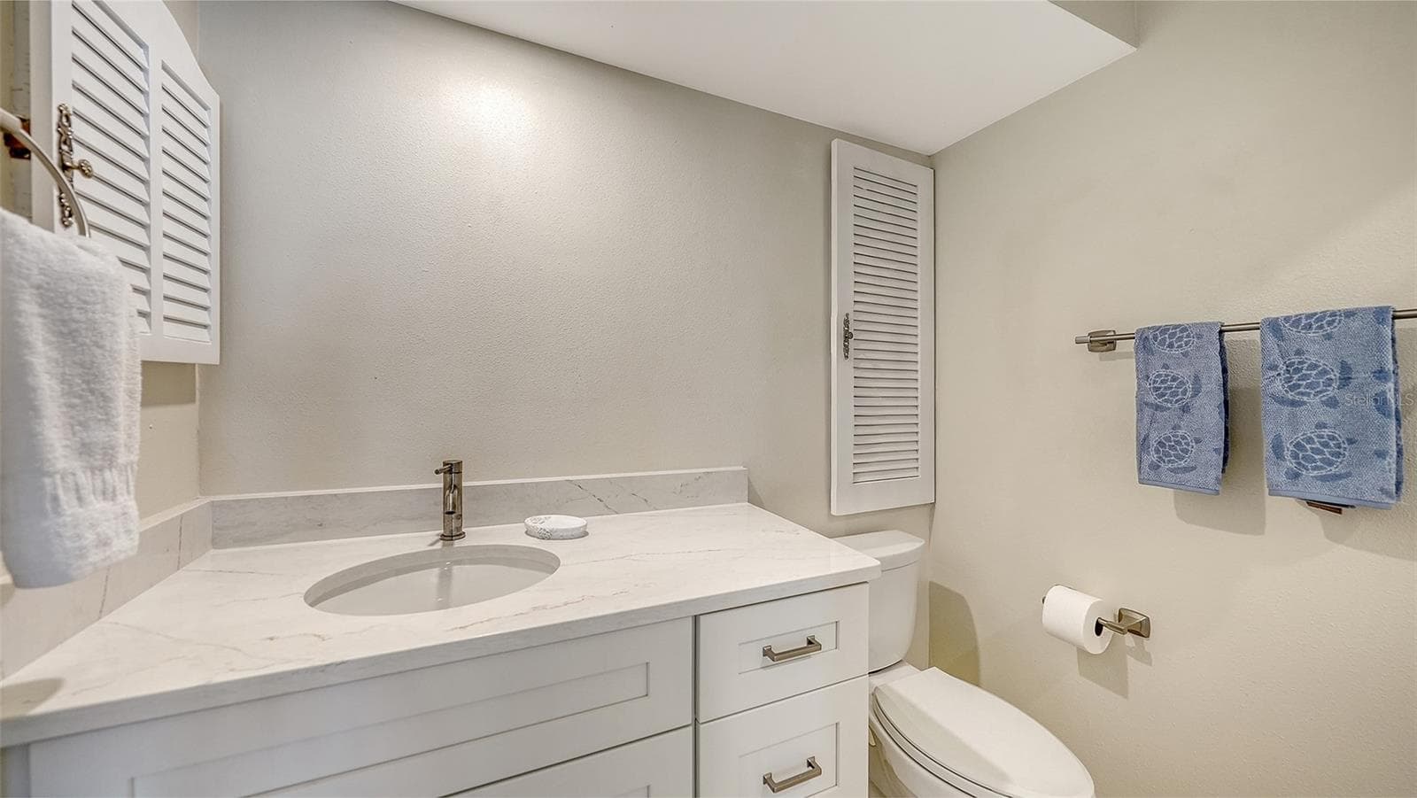 Guest bathroom. A mirror has now been placed above the sink. - 206 HOURGLASS WAY #V10, SARASOTA