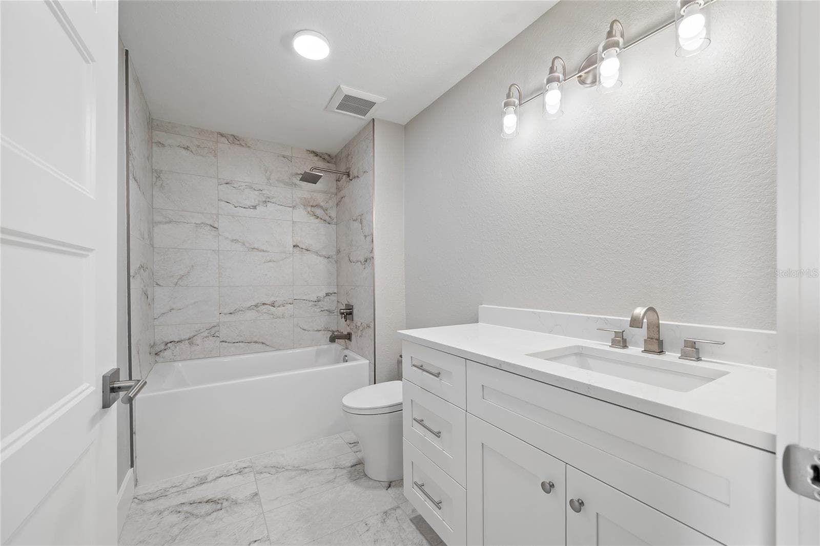 Bath - 14048 GULF BLVD #402, MADEIRA BEACH