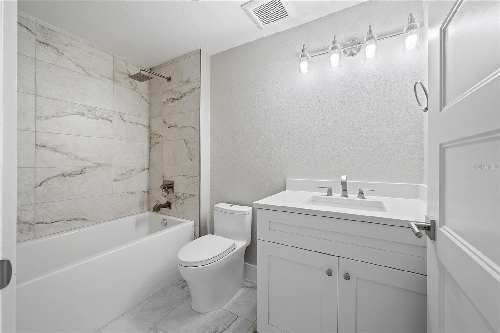 Bath - 14048 GULF BLVD #402, MADEIRA BEACH