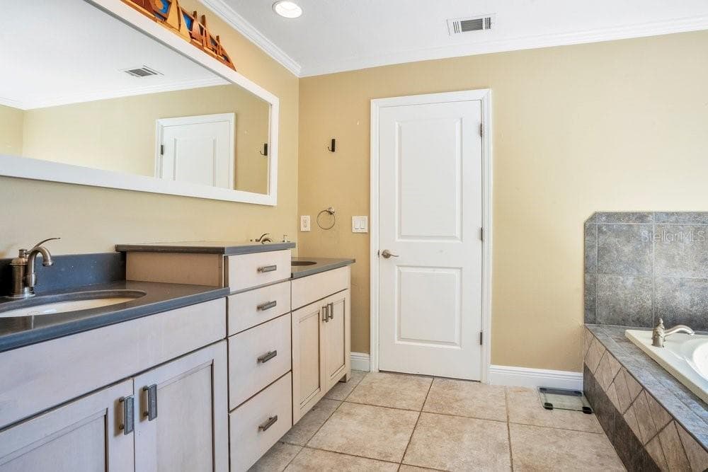 Single Family Residence at 3858 SHORE BLVD, OLDSMAR, photo 35 of 77