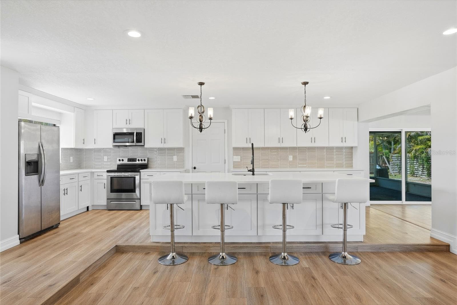 Single Family Residence at 1349 VIEWTOP DR, CLEARWATER, photo 8 of 31