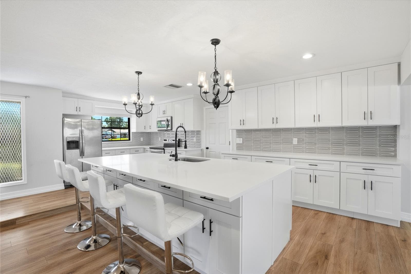 Single Family Residence at 1349 VIEWTOP DR, CLEARWATER, photo 9 of 31