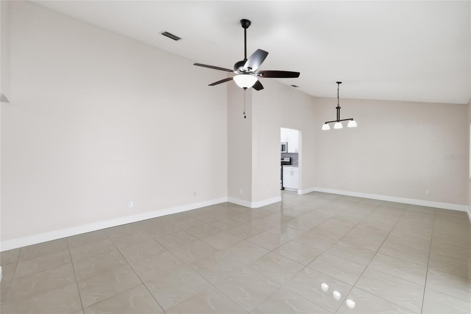 Single Family Residence at 11807 NICKLAUS CIR, TAMPA, photo 4 of 51