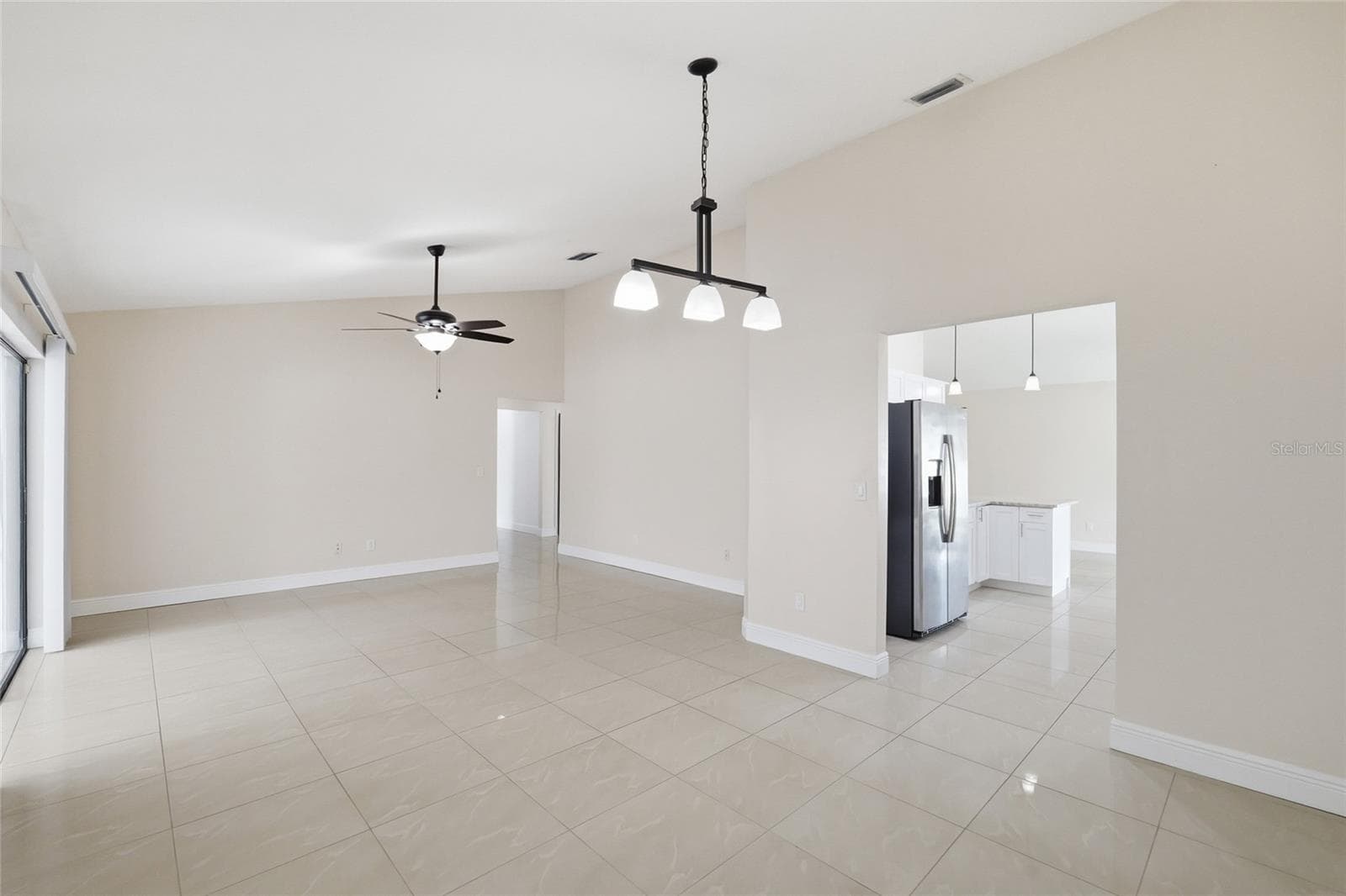 Single Family Residence at 11807 NICKLAUS CIR, TAMPA, photo 5 of 51