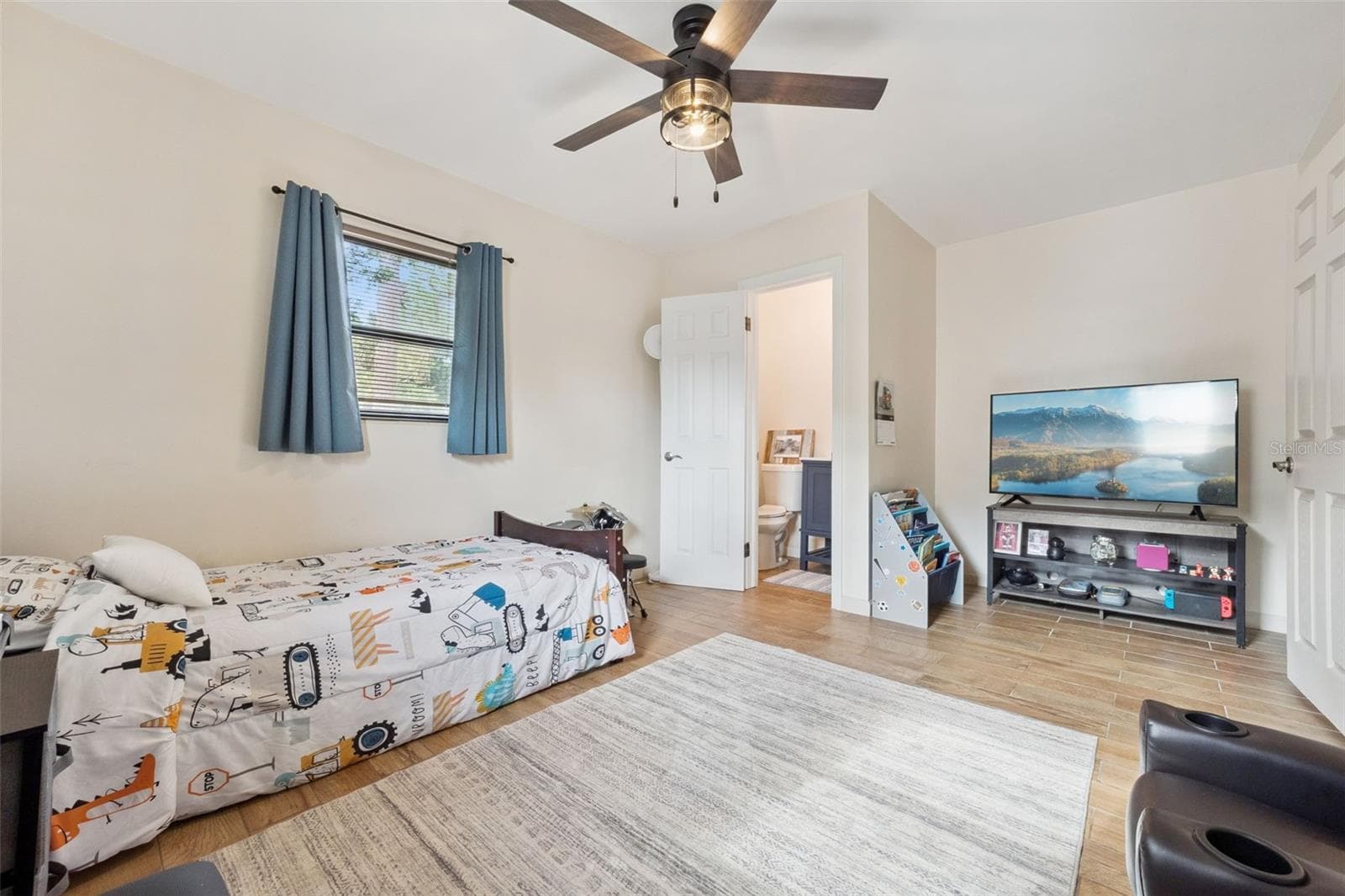 Own private 1/2 bath. - 219 S CRYSTAL DR, SANFORD