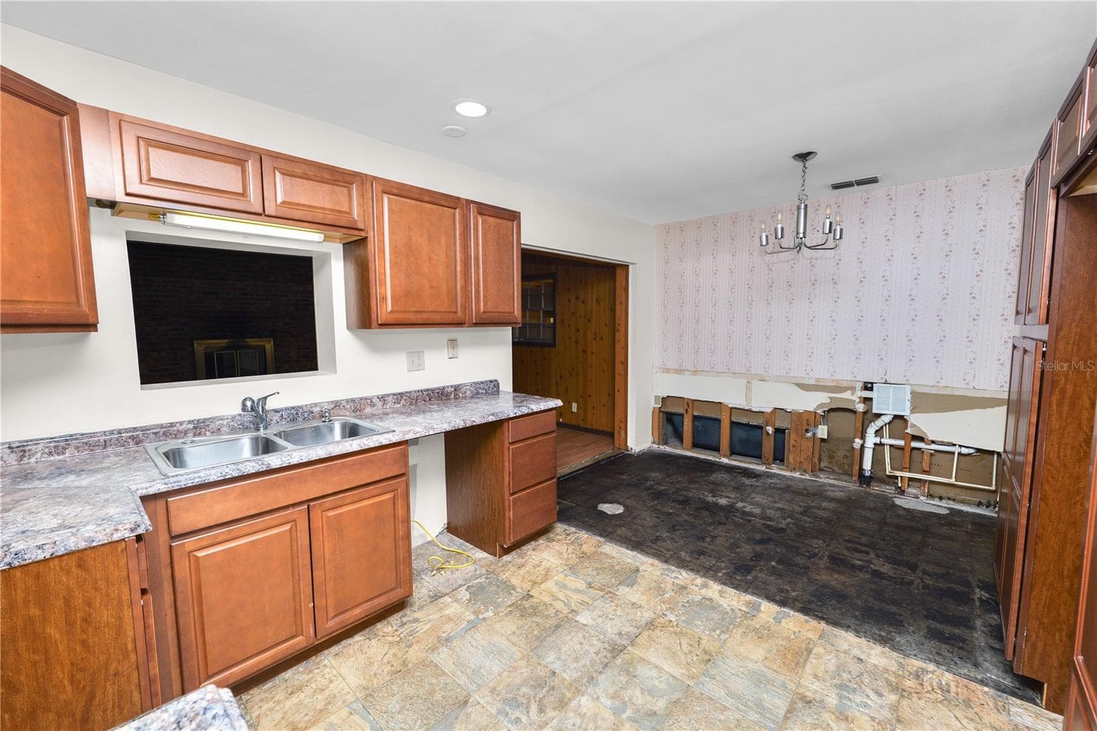 Single Family Residence at 760 MANOR DR, BARTOW, photo 8 of 33