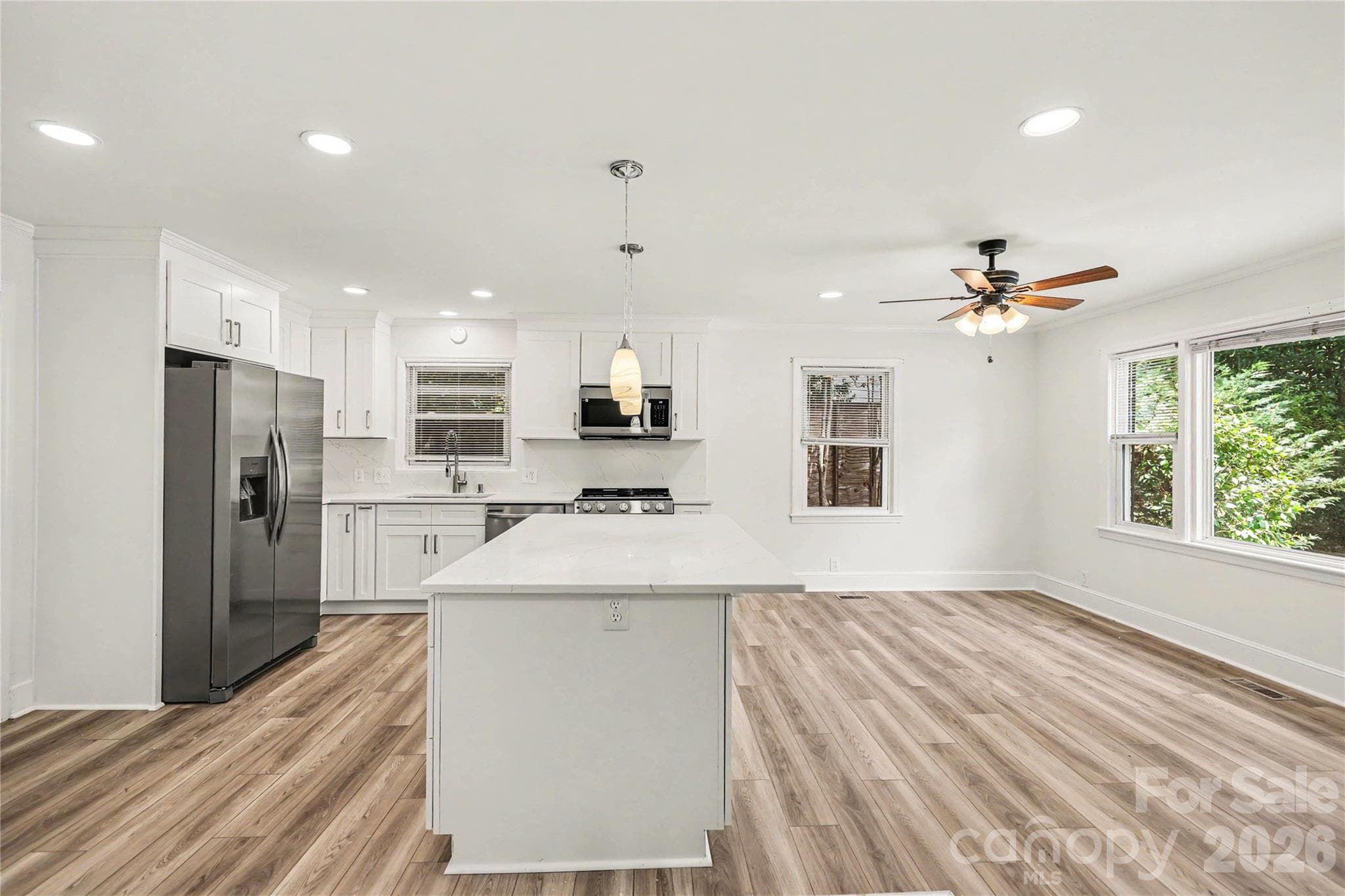 Side view of kitchen and living room - Charlotte