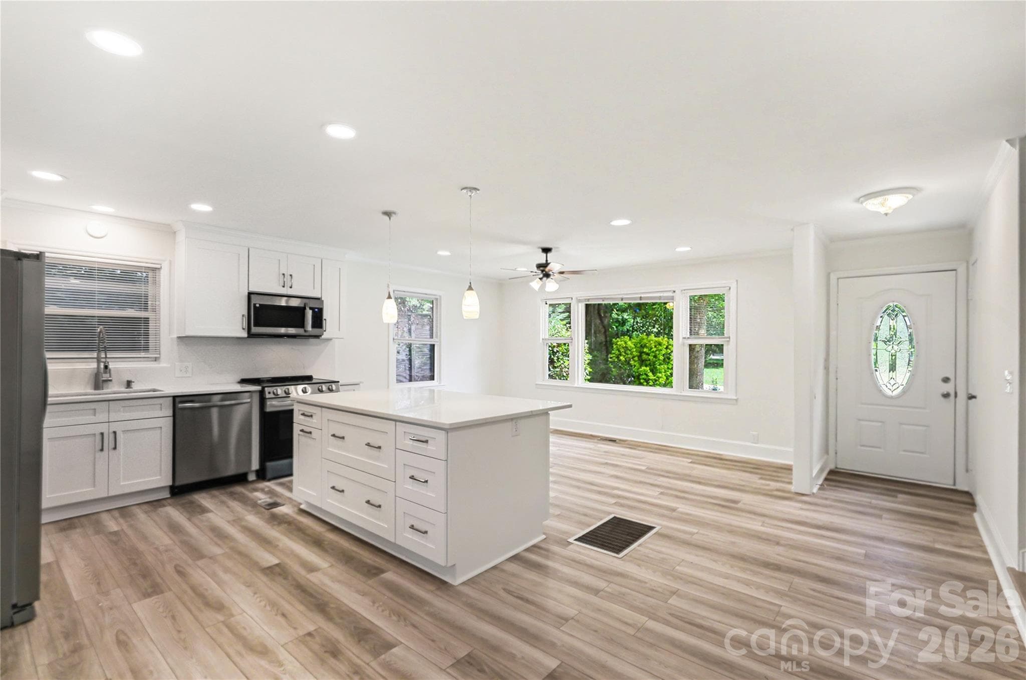 Huge Island with Quartz counter tops - Charlotte