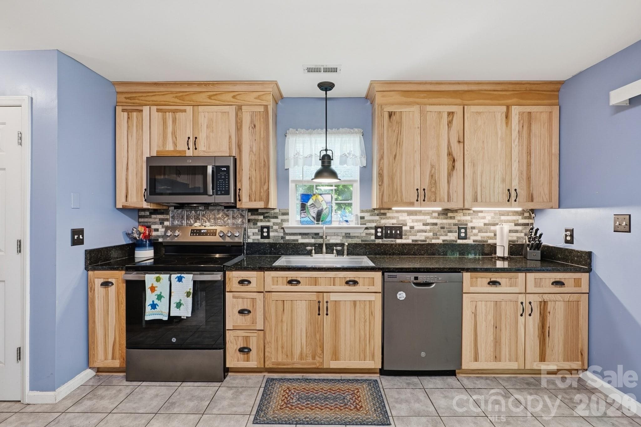 Single Family Residence at 1118 Slate Ridge Road, Matthews, photo 2 of 29