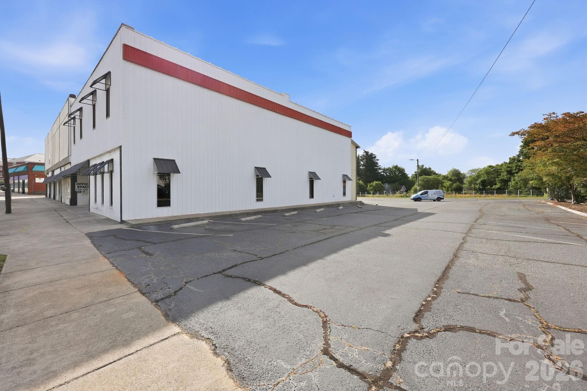 909 S Main St right side of building and parking. - 909 S Main Street, Salisbury