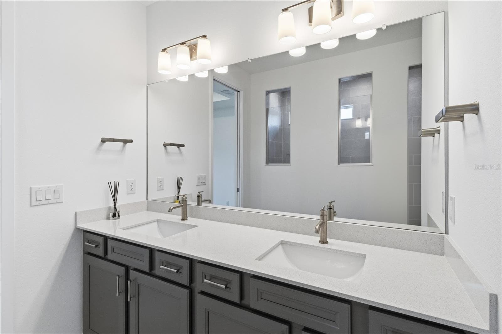 Beautiful primary bath with dual sinks, upgraded finishes, and everyday convenience. - 13824 SUNLIGHT MEADOW DR, RIVERVIEW