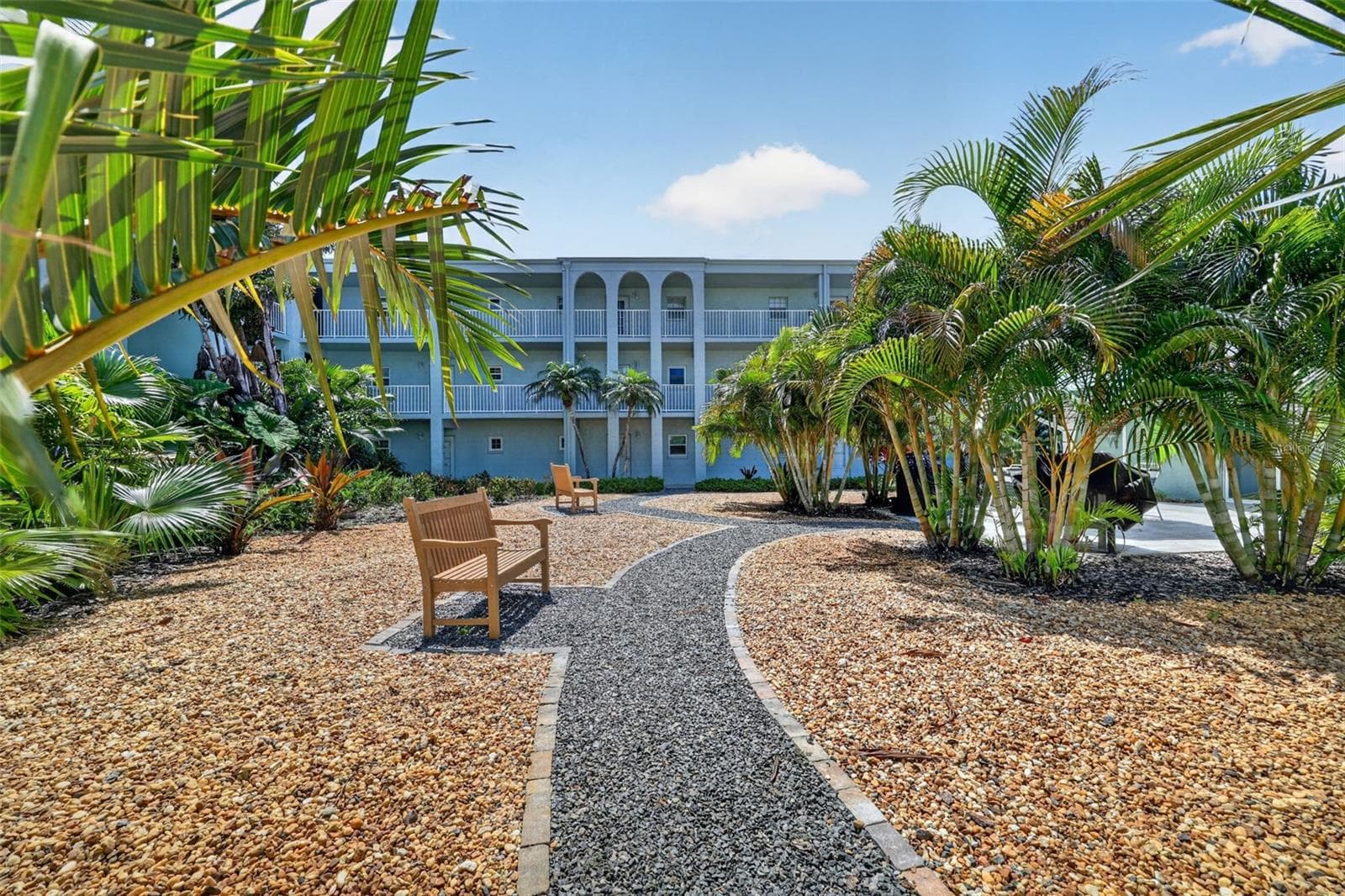 1706 BELLEAIR FOREST DR #220