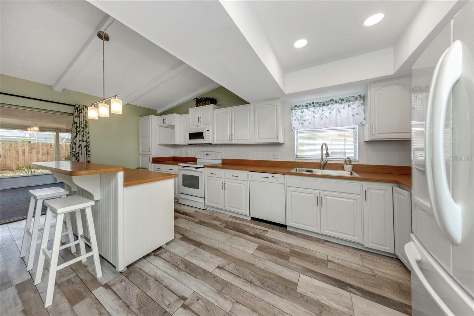 Kitchen - Reverse View - 17704 RIVENDEL RD, LUTZ