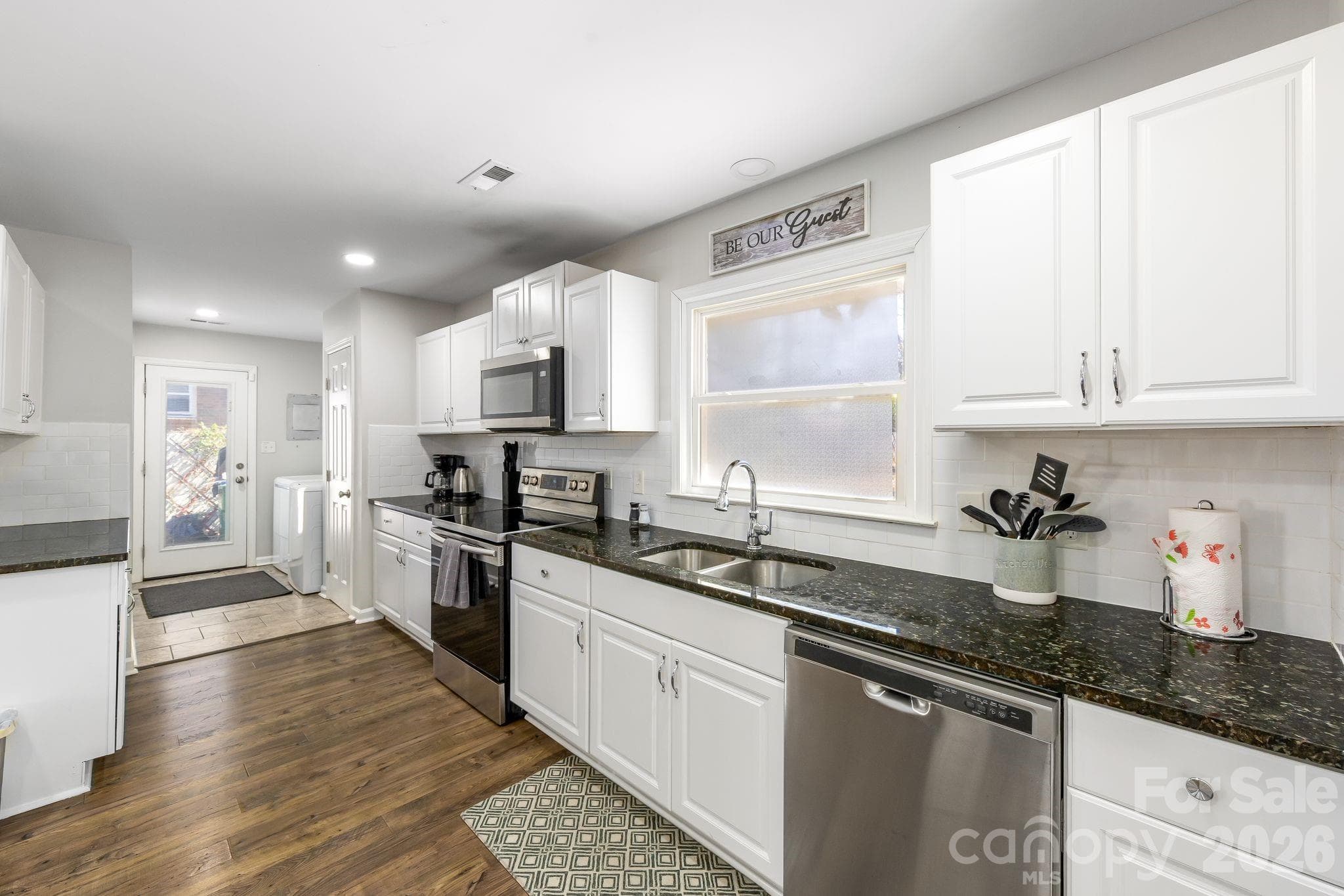 Single Family Residence at 4508 Belle Plaine Drive, Charlotte, photo 10 of 27