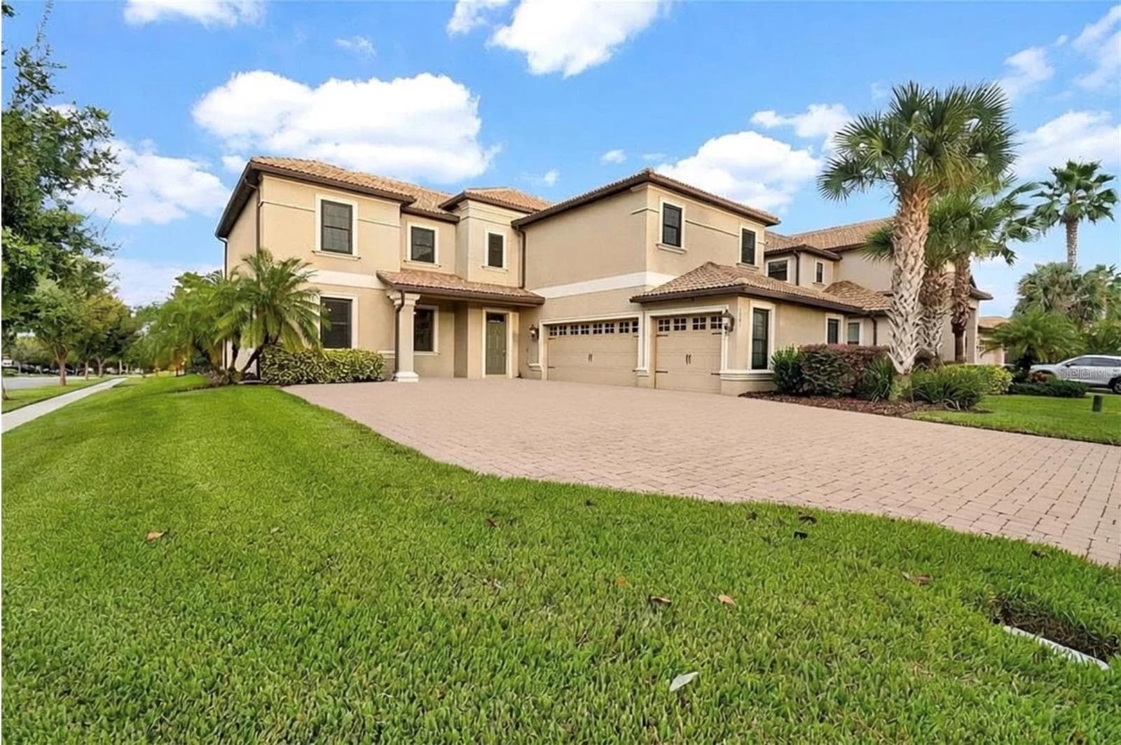 1301 GLENEAGLES LN