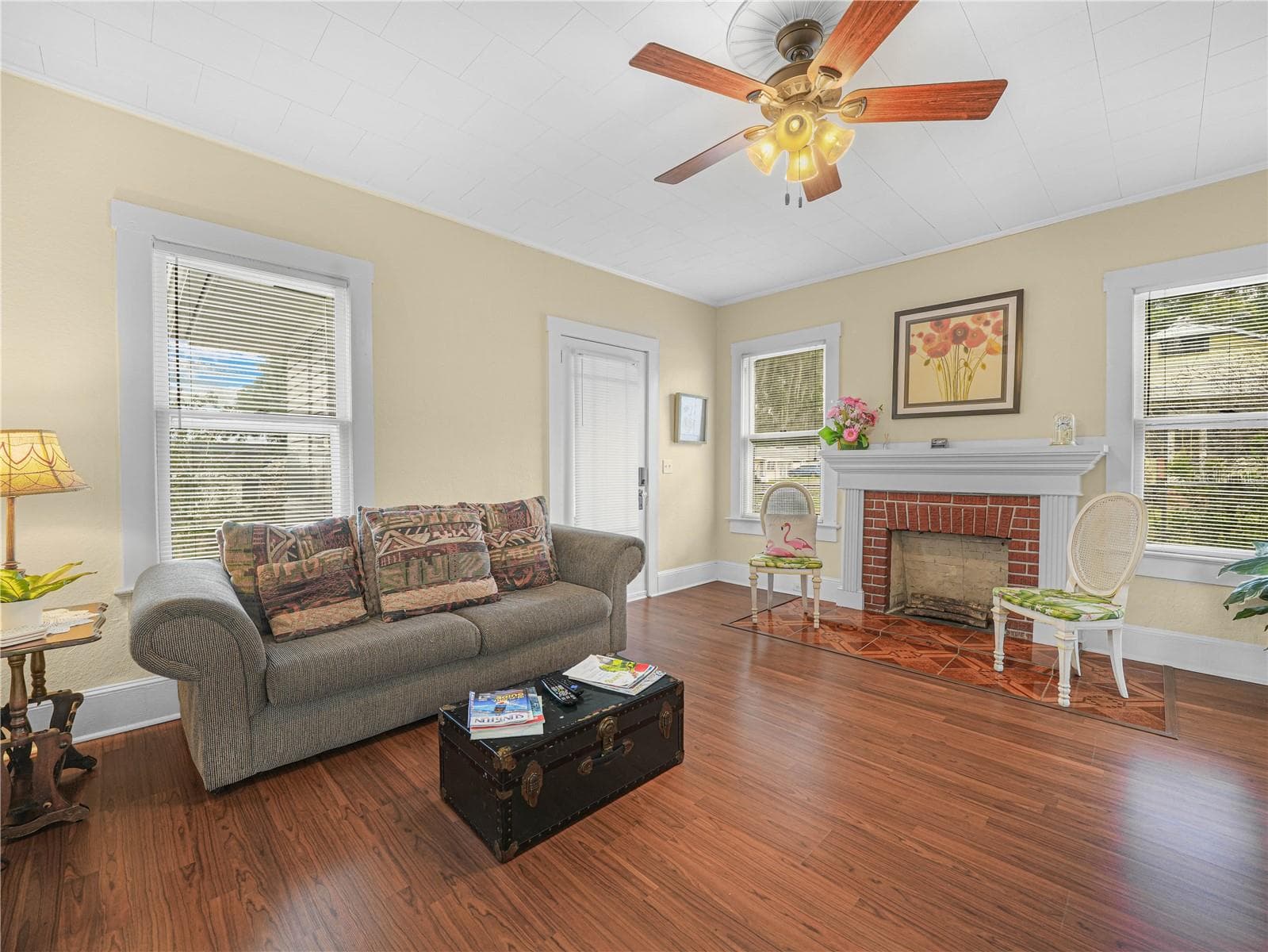 Living Room Cottage - 221 CITRUS GROVE BLVD S, POLK CITY