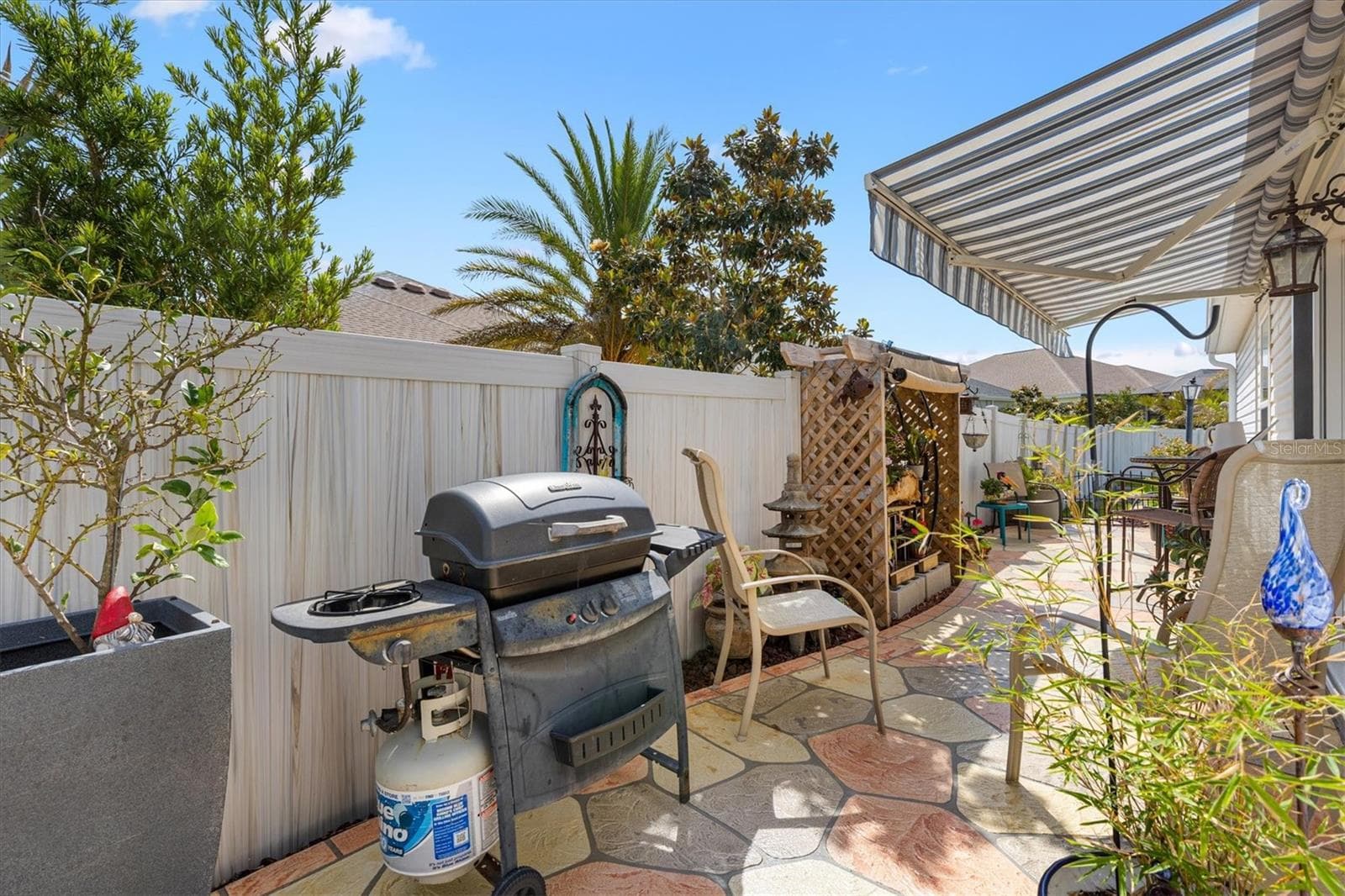 private patio and electric retractable awning with wind-censor - 1773 BLACKWELL LN, THE VILLAGES