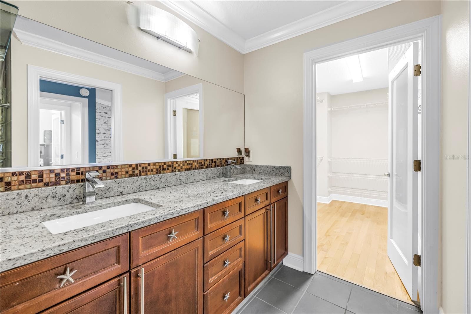 Main bathroom with double vanity - 409 BARCELONA DR, ST PETERSBURG