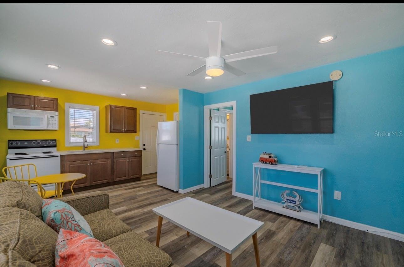Condo - Hotel at 13343 GULF BLVD #14, MADEIRA BEACH, photo 12 of 34