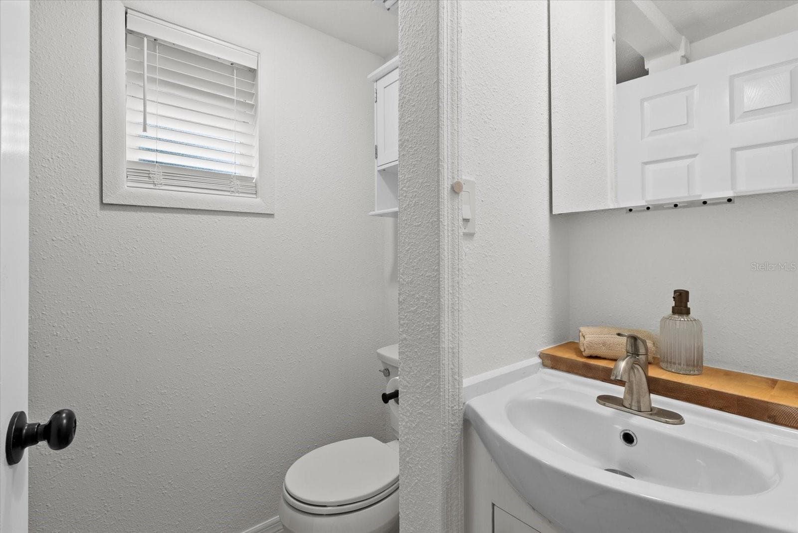 Guest bath - 2146 SOCIETY DR, HOLIDAY