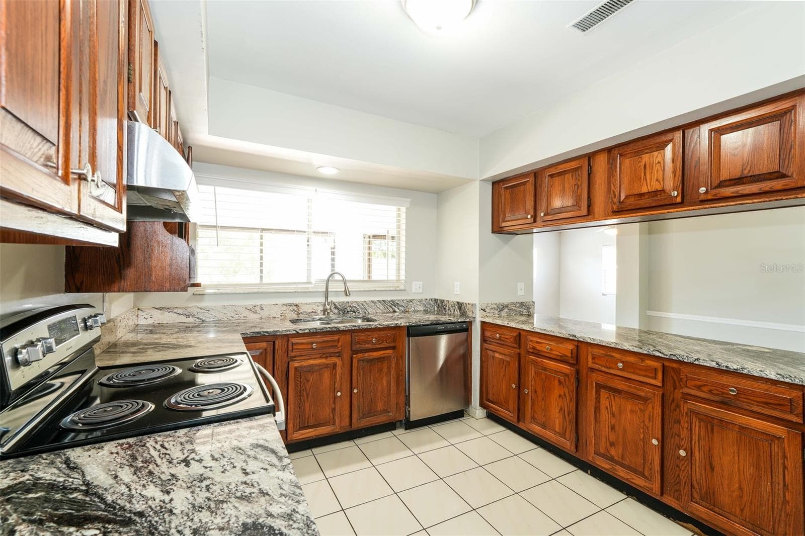 Single Family Residence at 8229 MALVERN CIR, TAMPA, photo 8 of 22