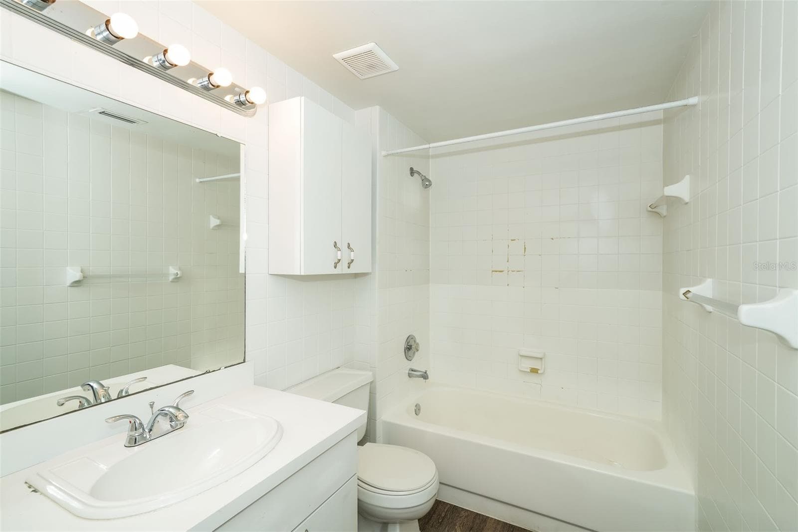 Single Family Residence at 8229 MALVERN CIR, TAMPA, photo 14 of 22