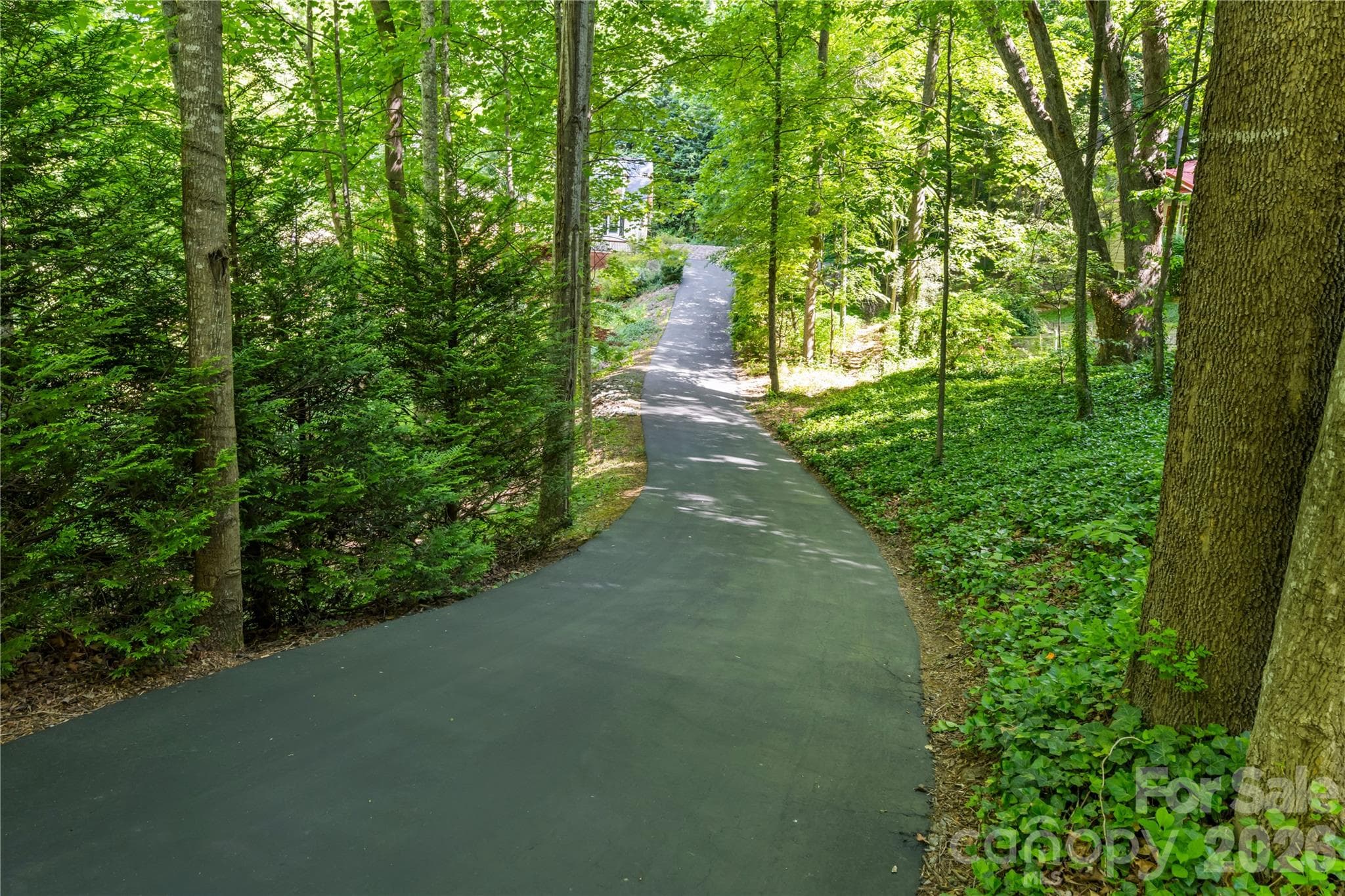 private setting - 128 Churchill Downs Drive, Fairview
