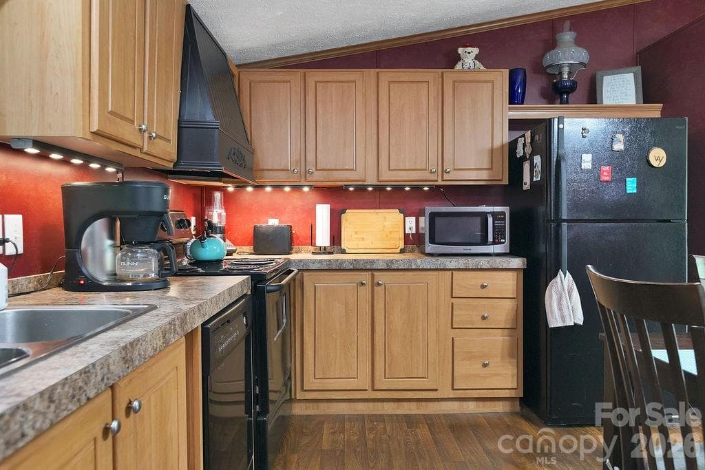 Plenty of Cabinets - 111 Wild Hog Creek Road, Rosman