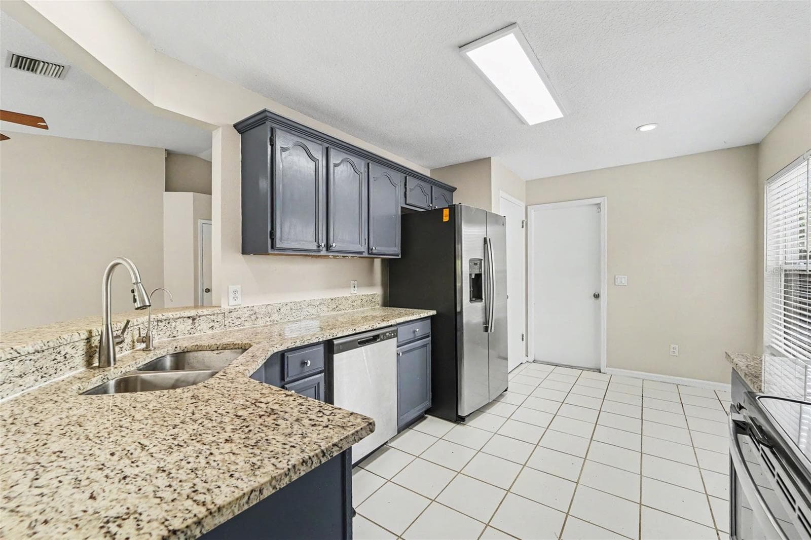 Single Family Residence at 7603 SAVANNAH LN, TAMPA, photo 9 of 20