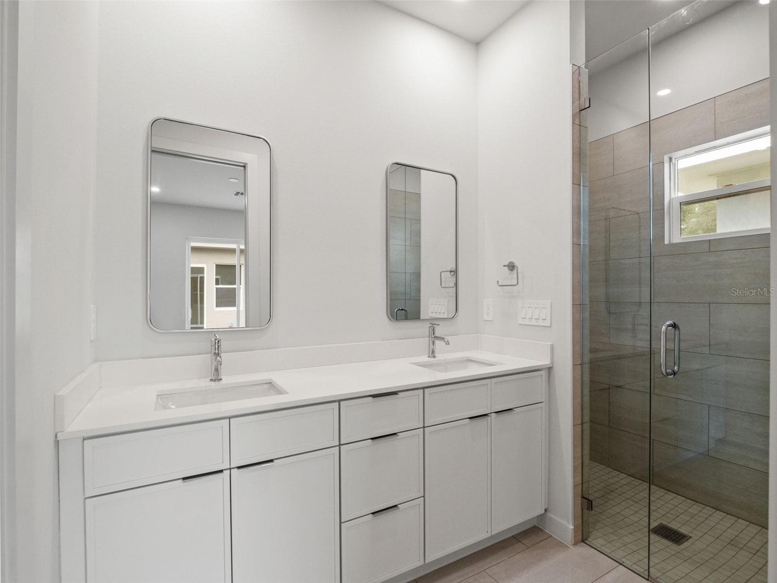 Primary Bathroom - 454 SKYFIELD CT, LADY LAKE