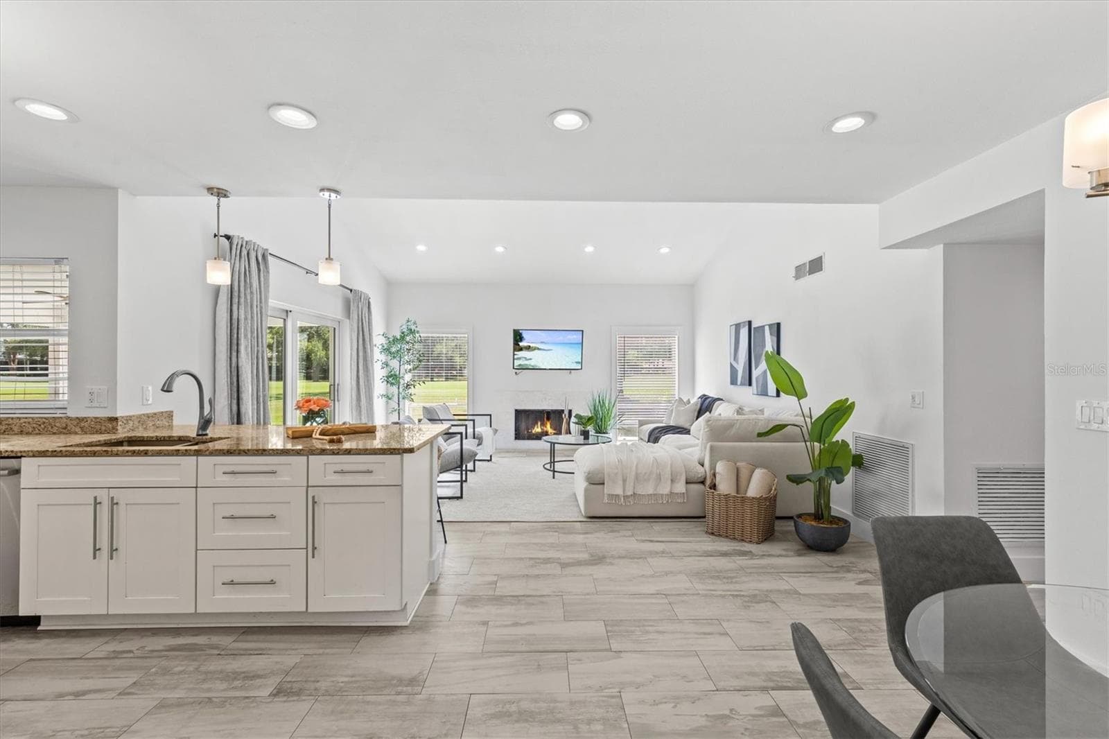 Kitchen looking in to family room - 13915 WHISPERWOOD DR, CLEARWATER