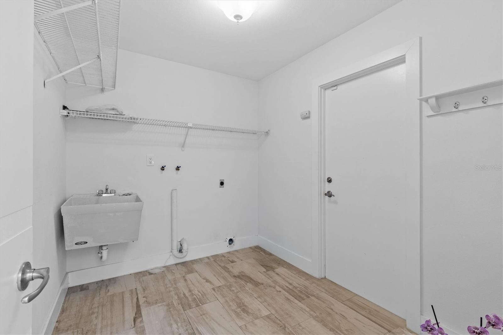 downstairs laundry/ mudroom - 13915 WHISPERWOOD DR, CLEARWATER