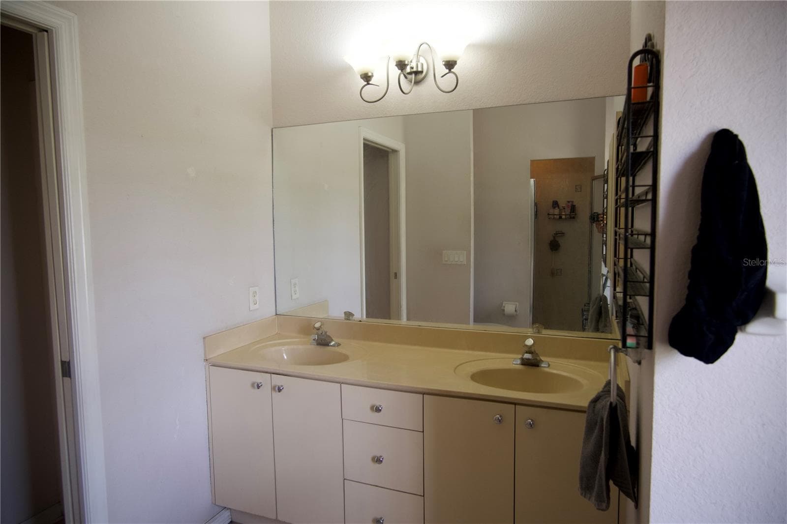 Master bathroom with double vanity - 4491 CUTHBERT AVE, NORTH PORT