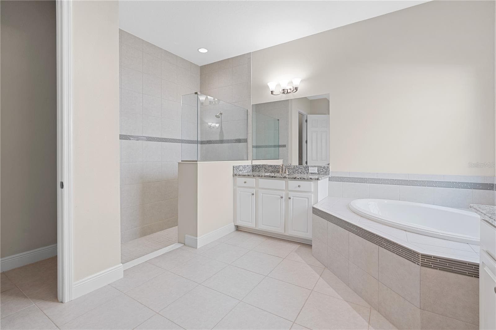 downstairs master bath 1 - 13830 MOONSTONE CANYON DR, RIVERVIEW