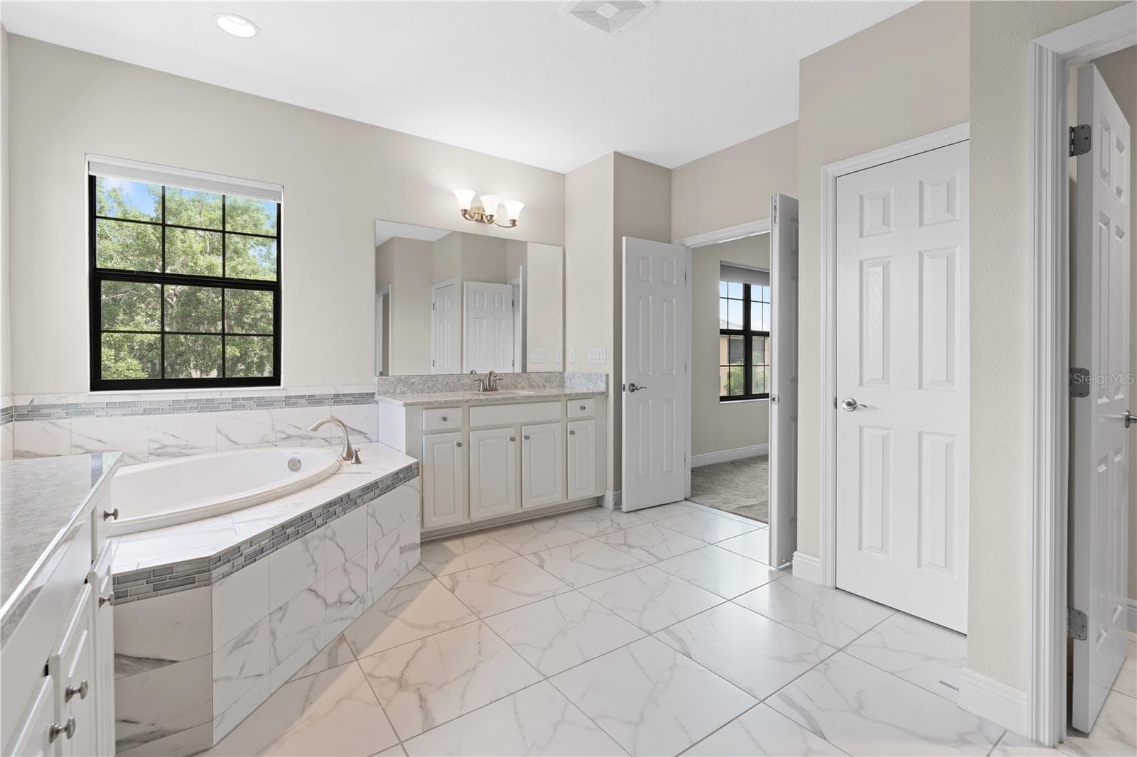 upstairs master bath - 13830 MOONSTONE CANYON DR, RIVERVIEW