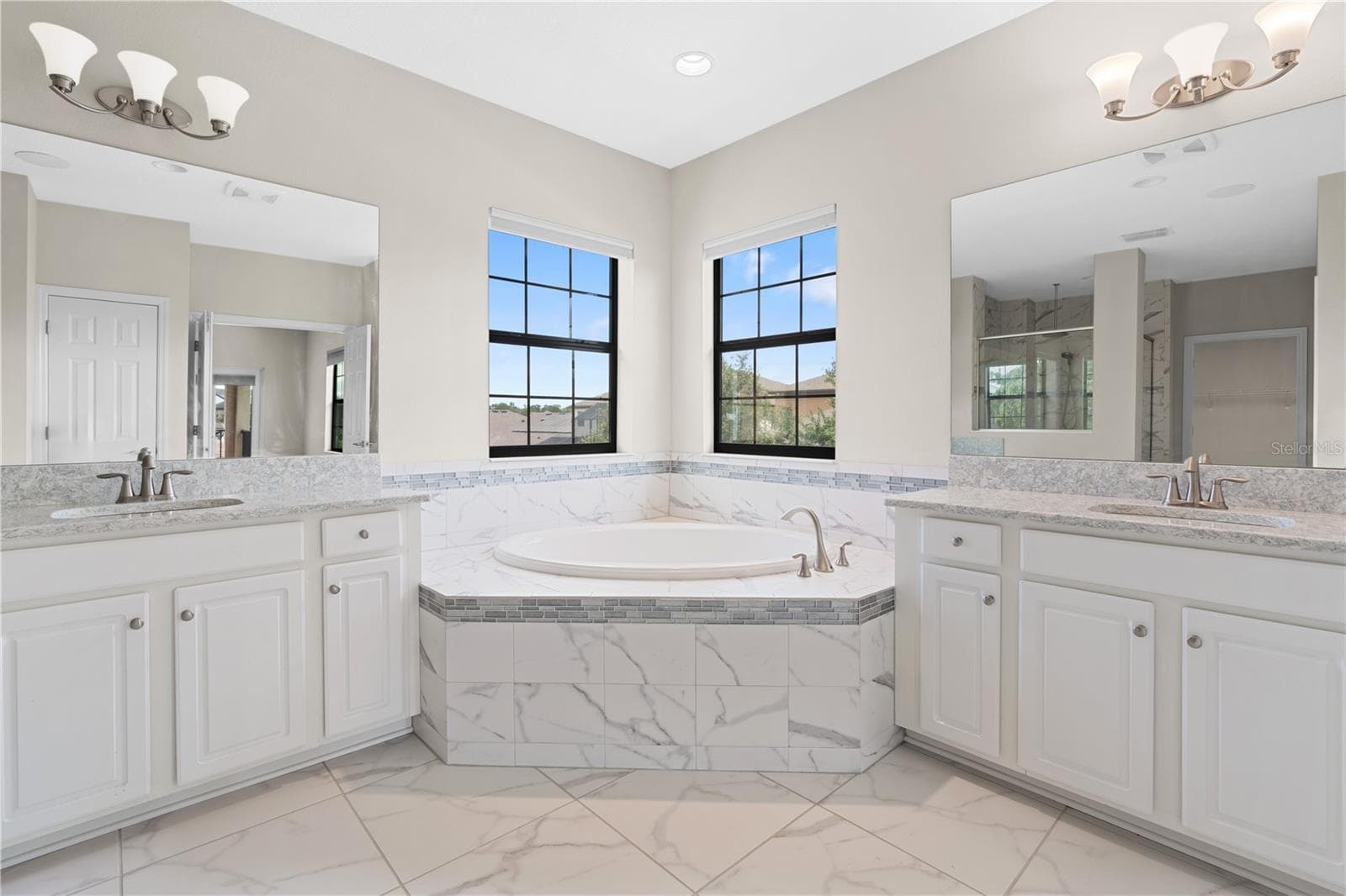upstairs master bath 3 - 13830 MOONSTONE CANYON DR, RIVERVIEW