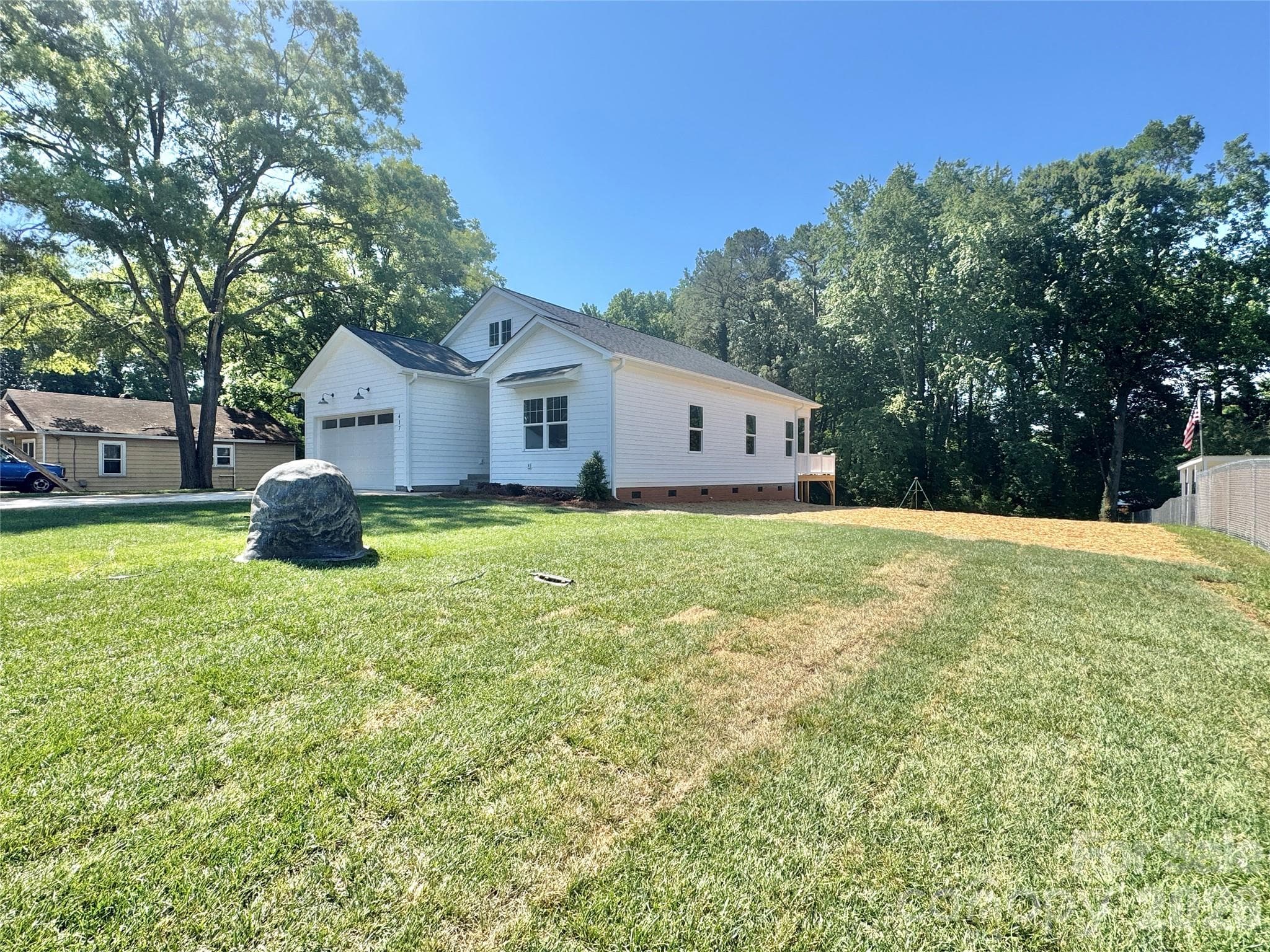 Large side yard - 417 W Westview Street, Gastonia