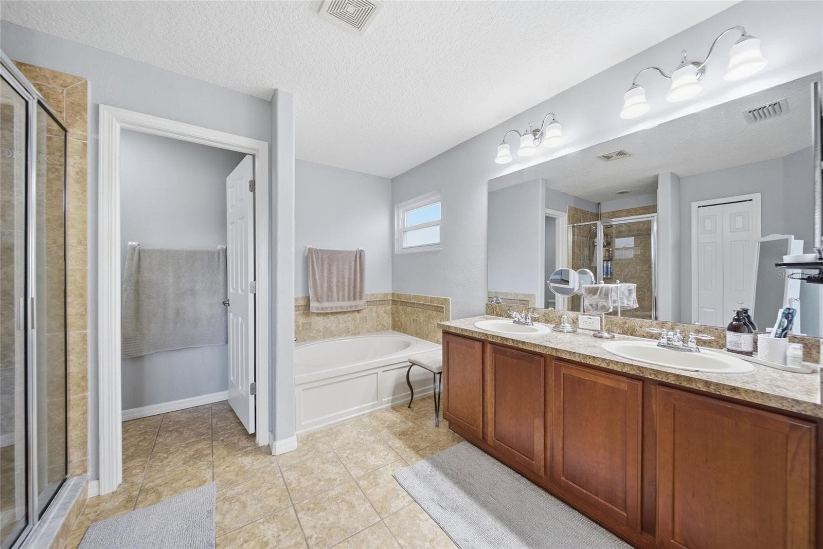Single Family Residence at 18133 BAHAMA BAY DR, TAMPA, photo 33 of 52