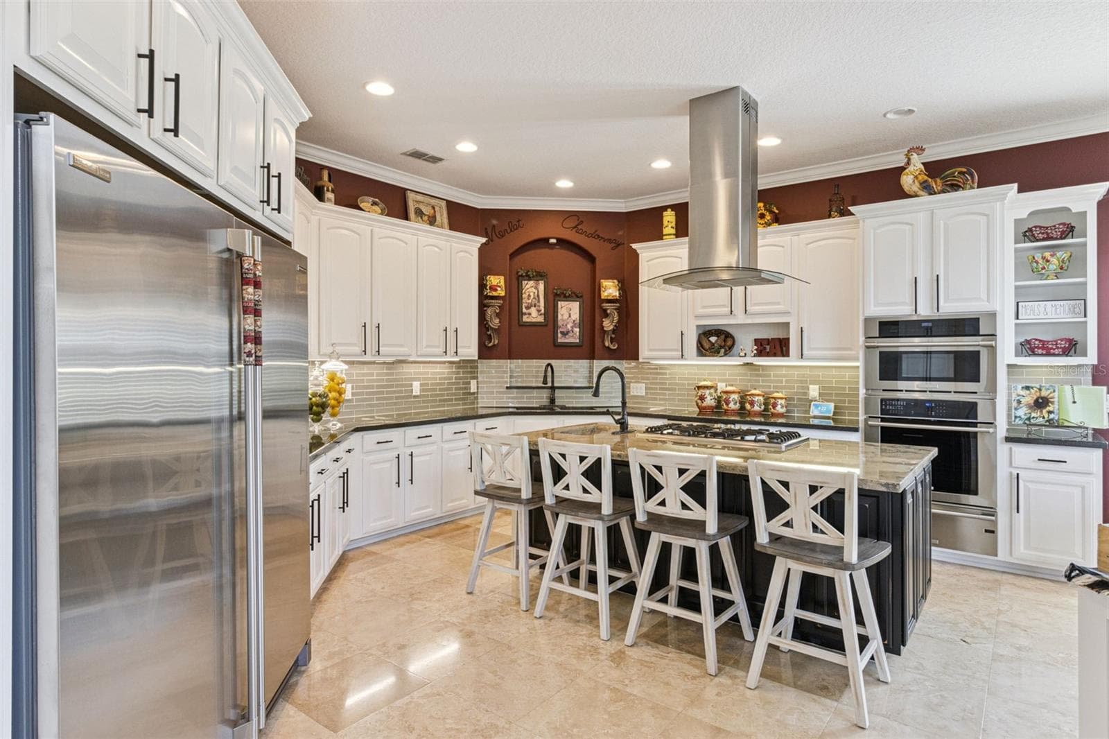 Chef's kitchen, Electroluc ICON appliances. - 4524 STONE WALL LN, PLANT CITY