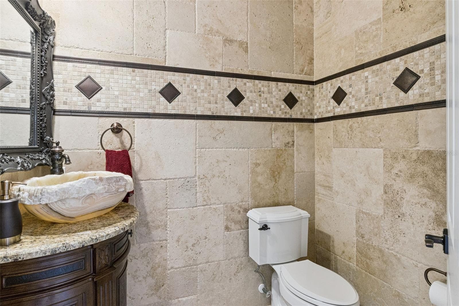 Designer powder bath. - 4524 STONE WALL LN, PLANT CITY