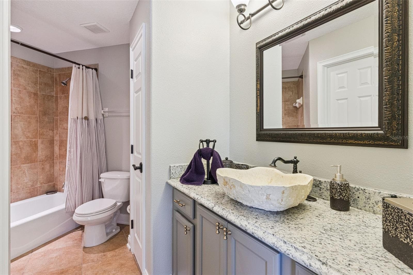 Bedroom 2 en suite bath. - 4524 STONE WALL LN, PLANT CITY