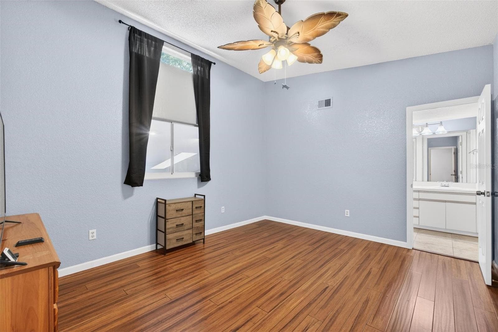 Primary Bedroom w/ ensuite bathroom - 6389 93RD TER N #4706, PINELLAS PARK