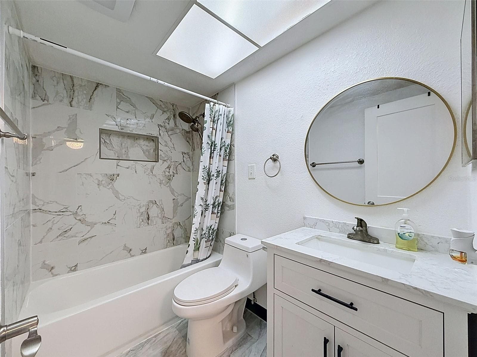 HALL BATH - 12735 1ST ISLE, HUDSON