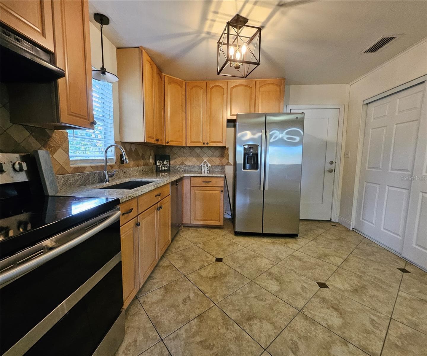 Single Family Residence at 7237 HILLCREST ST, LEESBURG, photo 9 of 25
