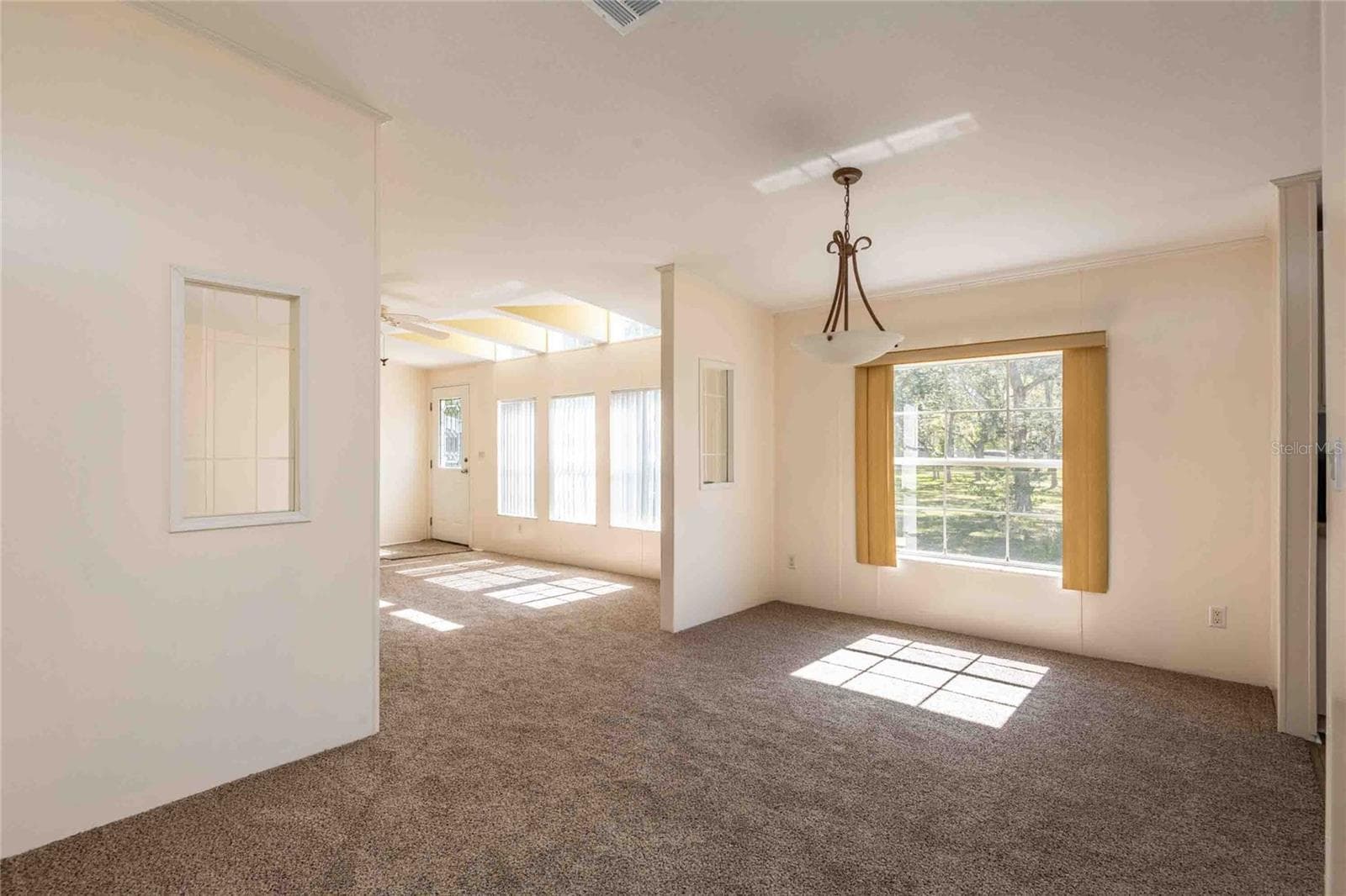 Dining area. - 14221 HURRICANE DR, WEEKI WACHEE