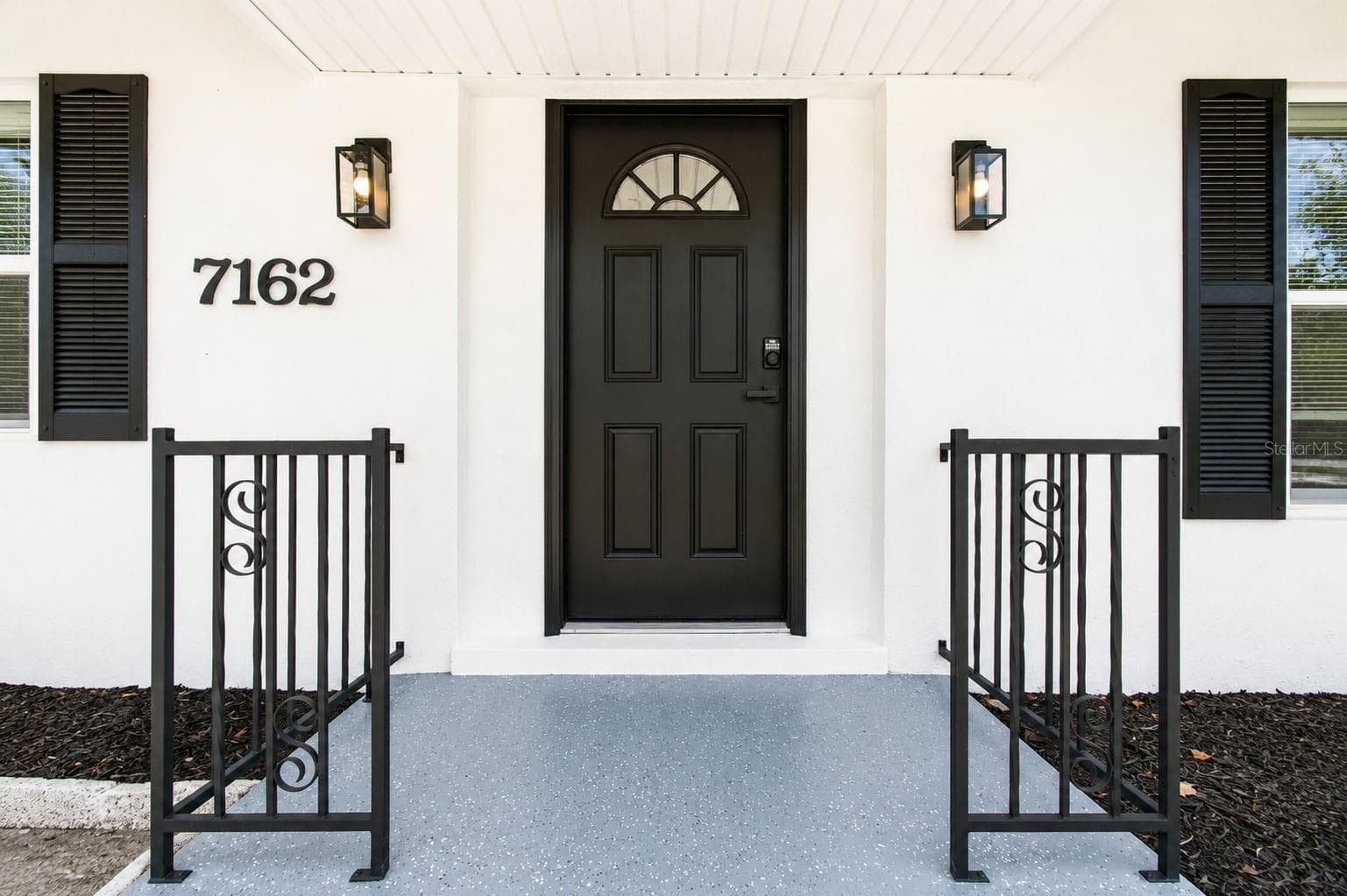 Welcoming front entry - 7162 CAMBRIDGE ST, SPRING HILL