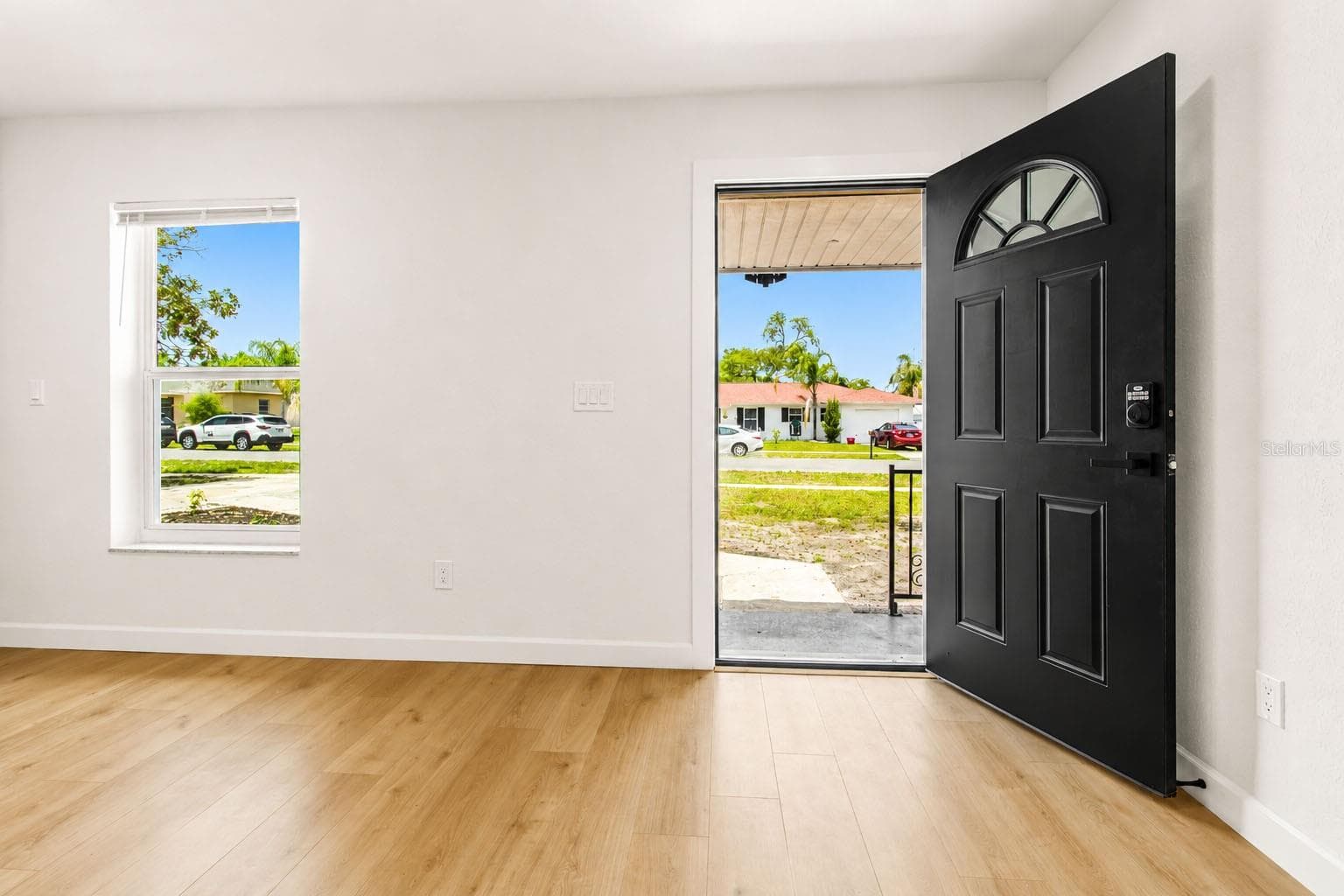 Open-concept living area - 7162 CAMBRIDGE ST, SPRING HILL