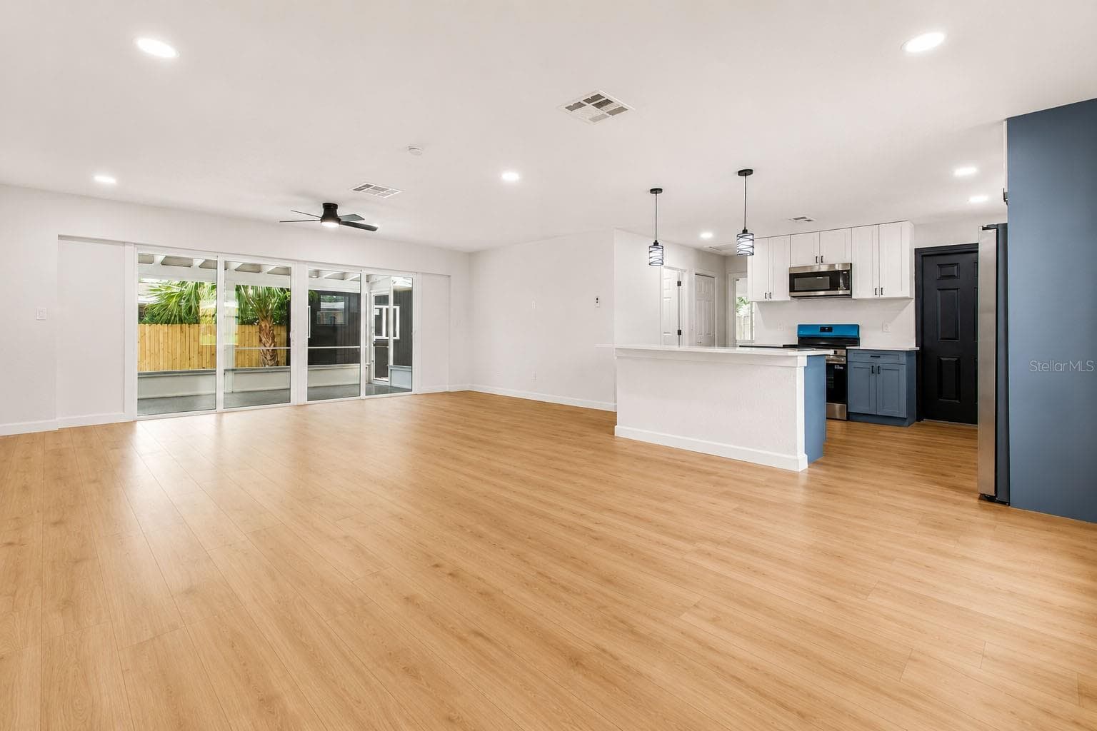 Open-concept living area - 7162 CAMBRIDGE ST, SPRING HILL