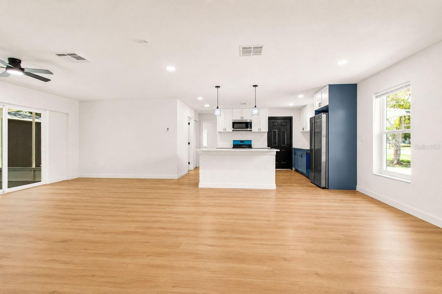 Open-concept living area - 7162 CAMBRIDGE ST, SPRING HILL
